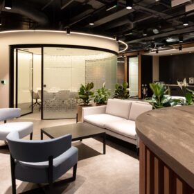 Project: CBRE | Curved Optima 117 Plus & SG Edge Symmetry Door