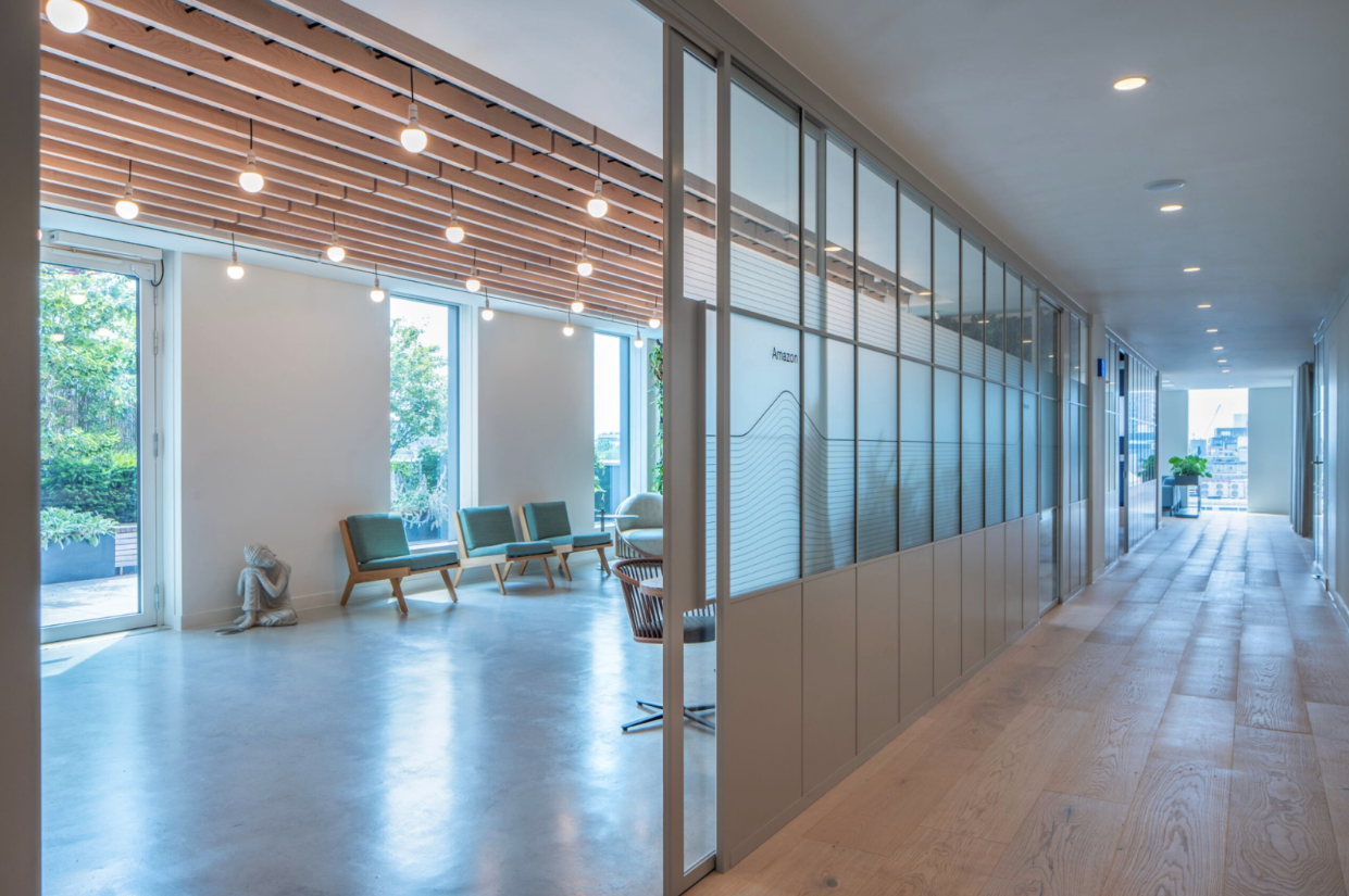 office space with an open and flexible partition wall